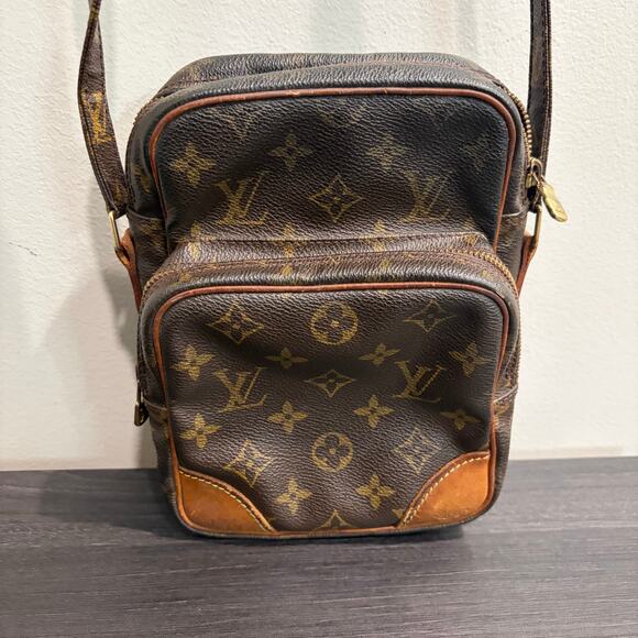 8911 LOUIS VUITTON Monogram Amazone MM Crossbody - Picture 3 of 16